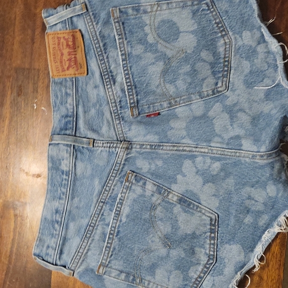 Levi Jean Shorts - Picture 2 of 5